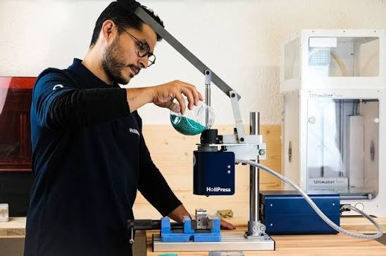 Desktop Injection Molding Machine